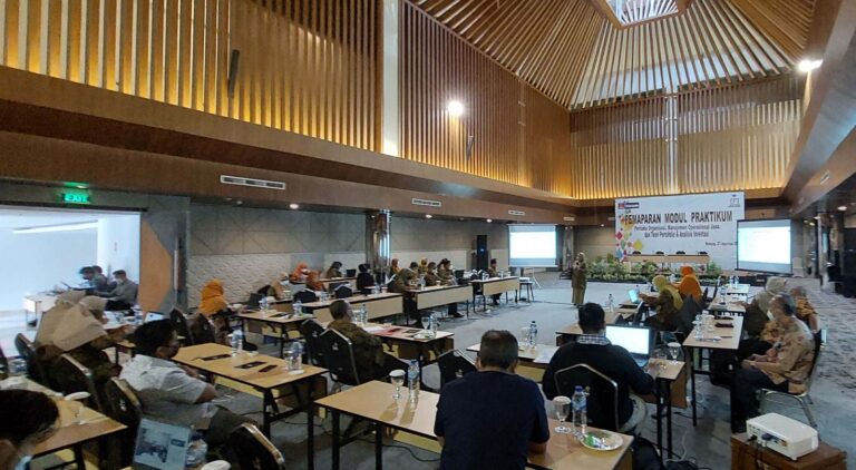 Bahas Penyesuaian Kurikulum Lab. Manajemen Adakan Rekonstruksi Kurikulum