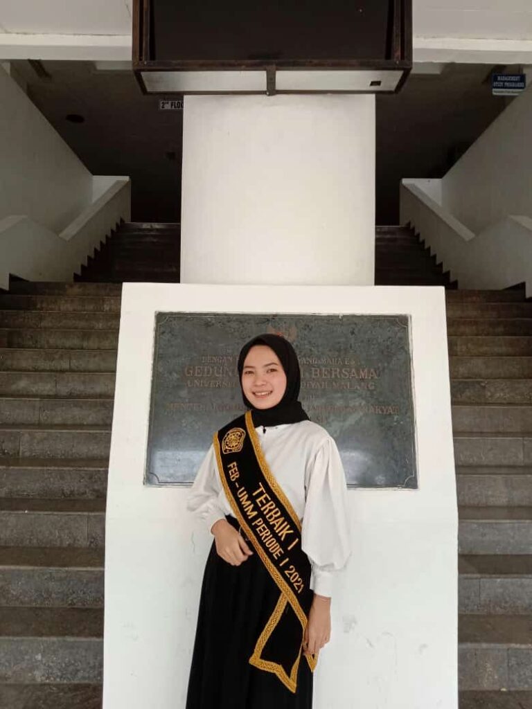 Sherly Lola Zuraida,Mahasiswi Prodi Manajemen Peraih IPK Tertinggi sekaligus Terbaik Fakultas Ekonomi dan Bisnis