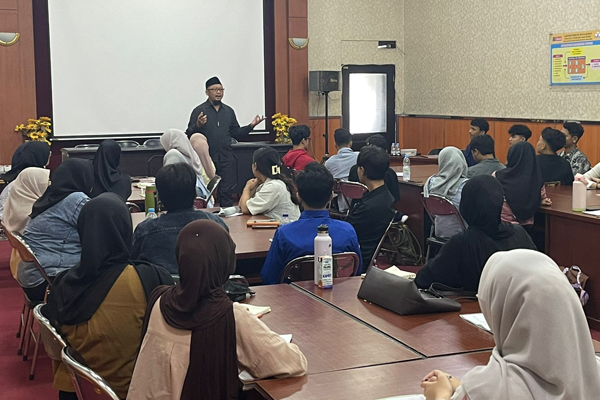 Perkuat Kompetensi Logistik, CoE SCM Manajemen UMM Hadirkan Manajer HRD PT Berkat Ganda