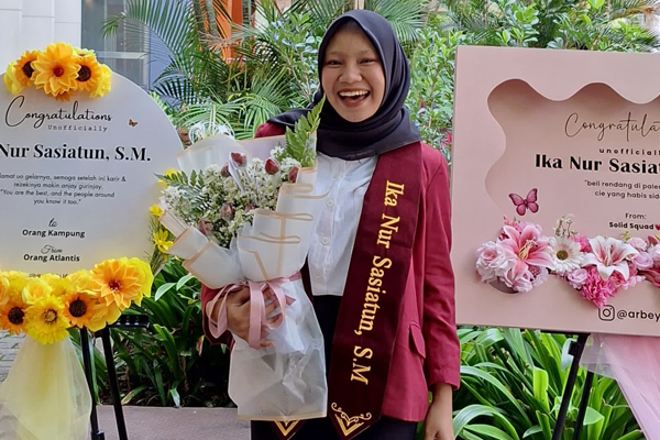 Lulus 3 Tahun 9 Bulan: Mahasiswi Asal Nabire Buktikan Jarak Bukan Penghalang Raih Prestasi di Manajemen UMM