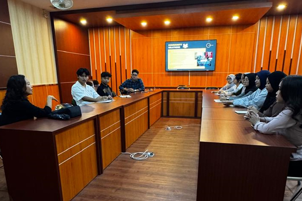 Lanjutkan Kelas CoE, Manajer Marketing JTP Group Kembali Mengajar di Manajemen UMM
