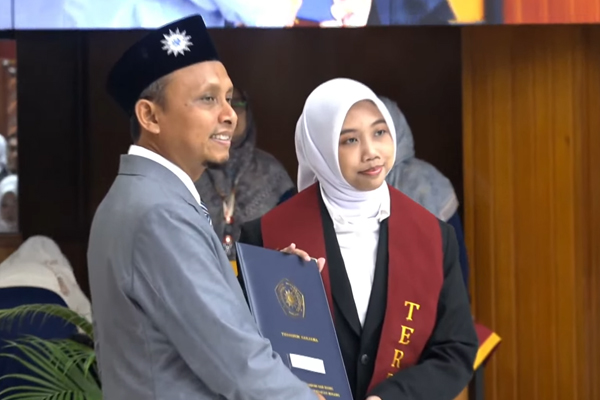 Harumkan Nama SMAN 1 Sumberpucung, Rizky Novitasari Puncaki Lulusan Terbaik Manajemen pada Yudisium FEB Periode 2 tahun 2026