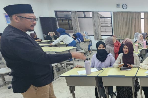 Simulasi SOP PPIC: Mahasiswa CoE SCM Manajemen UMM Bedah Alur Industri Bersama PT Berkat Ganda