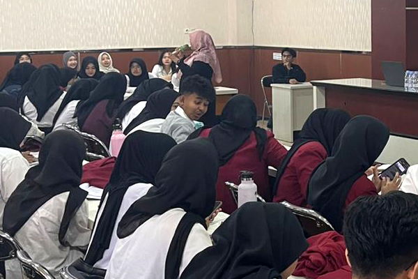 Tingkatkan Daya Saing Global, Mahasiswa CoE Manajemen UMM Ikuti Penguatan Bahasa Inggris