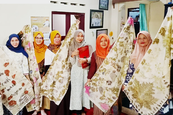 Dosen Manajemen UMM Dampingi KSM Gading Kasri Sulap Daun Menjadi Sustainable Fashion Bernilai Jual Tinggi